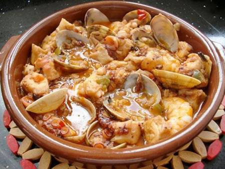 Cassola de polbo con gambas e ameixas