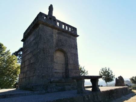 Capela e cruz do Monte de Cristo Rei