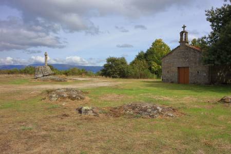 Ermida, cruceiro y petroglifos de San Vitorio