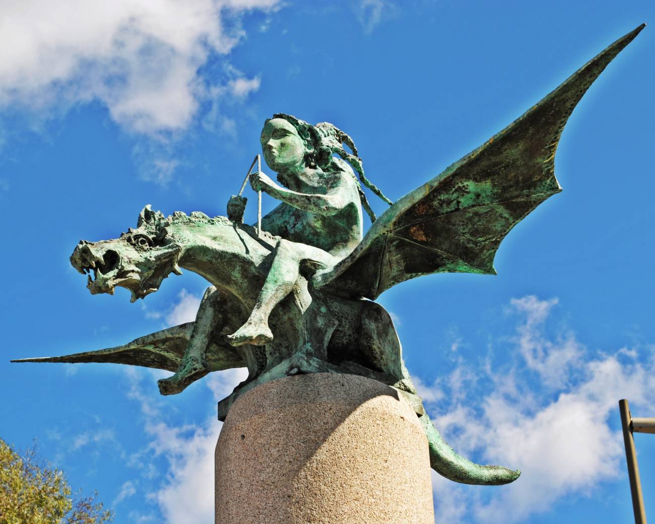 Escultura da fada e o dragón