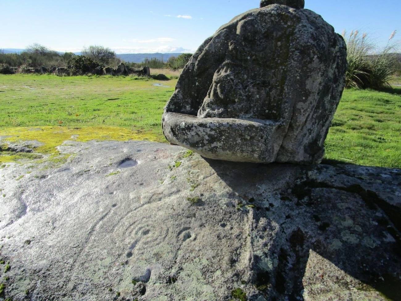 Ermida, cruceiro y petroglifos de San Vitorio