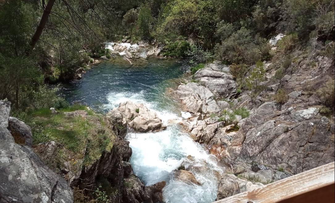Pozo do Arco, molinos, cascada y área recreativa