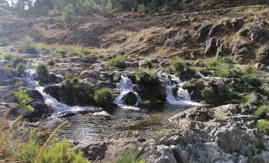 Pozo do Arco, molinos, cascada y área recreativa