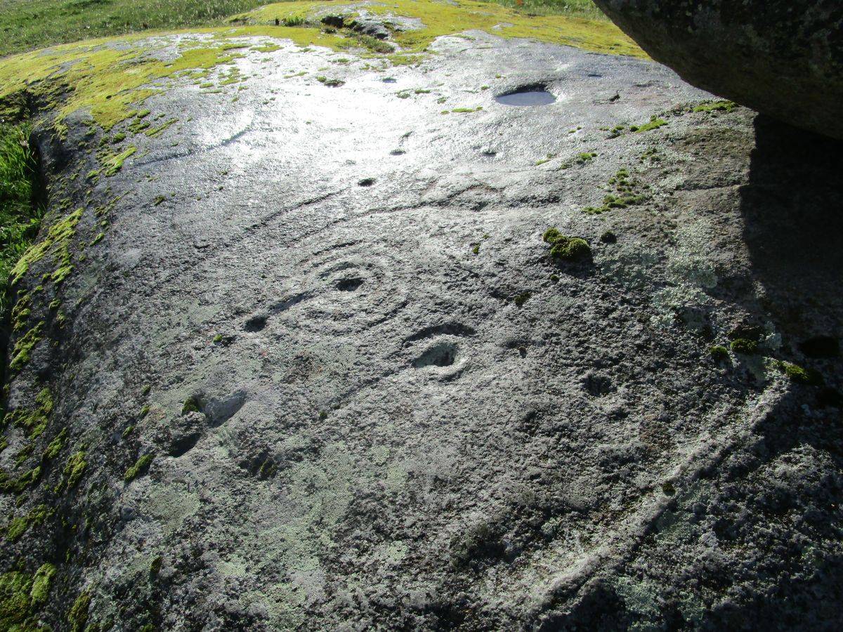 Ermida, cruceiro y petroglifos de San Vitorio