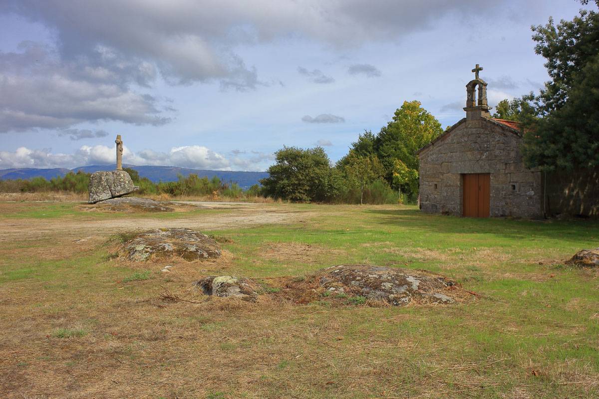Ermida, cruceiro y petroglifos de San Vitorio