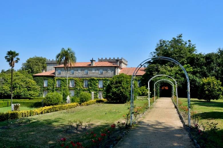 Pazo y jardines Quiñones de León (museo municipal)